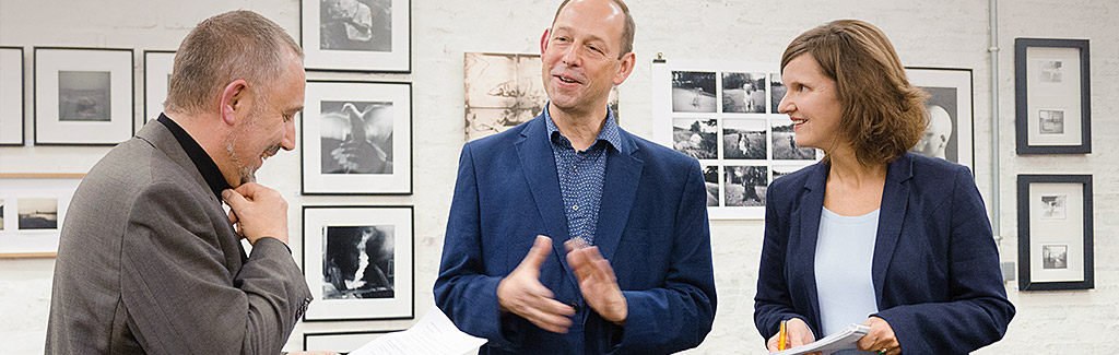 Dolmetscheinsatz bei der Eröffnung der Vernissage „Obsolete and Discontinued“ in der schaelpic Photokunstbar in Köln.